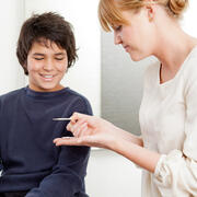 Patientengespräch zwischen Kind und Ärztin